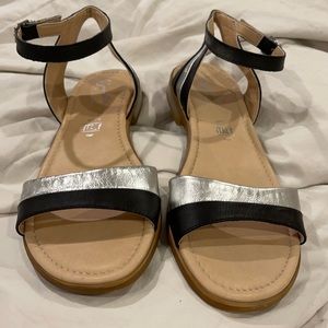 Seychelles Leather Flat Black and Silver Sandals size 6.5